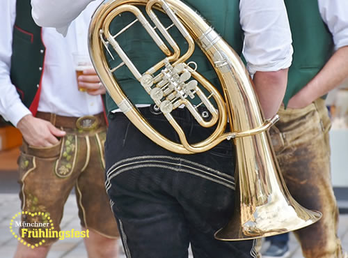 Burschen beim Volksfest Bad Aibling - Blasmusik beim Aiblinger Pfingstvolksfest bei Rosenheim - Feiern in Bayern