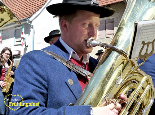 Rosenheimer Volksfest in Grosskarolinenfeld - Frühlingsfest Grosskaro - Feiern in Bayern